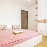 Henry Apartment Sunrise City