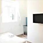 Auhome- Minimalist Apartment