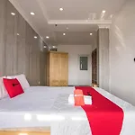Reddoorz Near Tan Son Nhat Golf 2