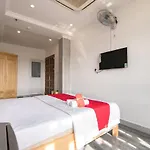 Reddoorz Near Tan Son Nhat Golf 2