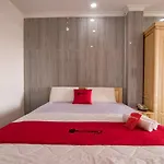 Reddoorz Near Tan Son Nhat Golf 2