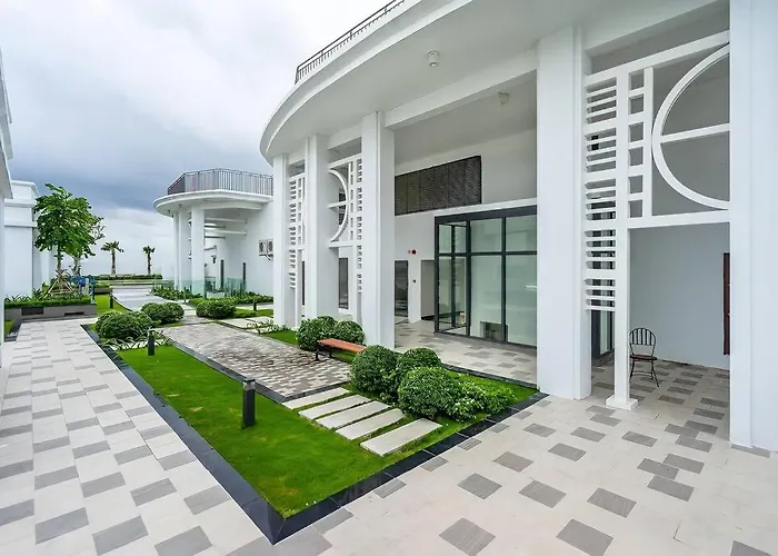 Ivyhouse-Saigon Royal Apartment D4 , Near Center