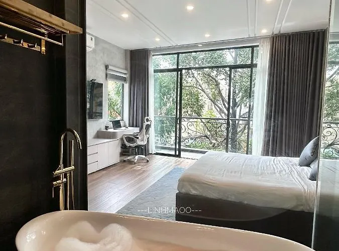 Khanh Nguyen Luxury Apartment, Balcony Street View, Large Bathtub