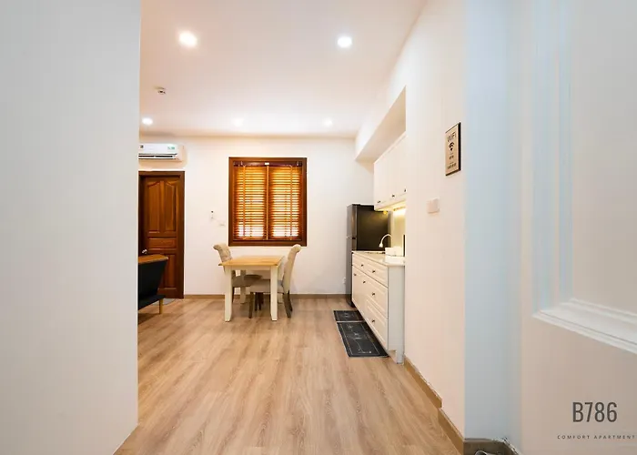B786 Airport Homestay