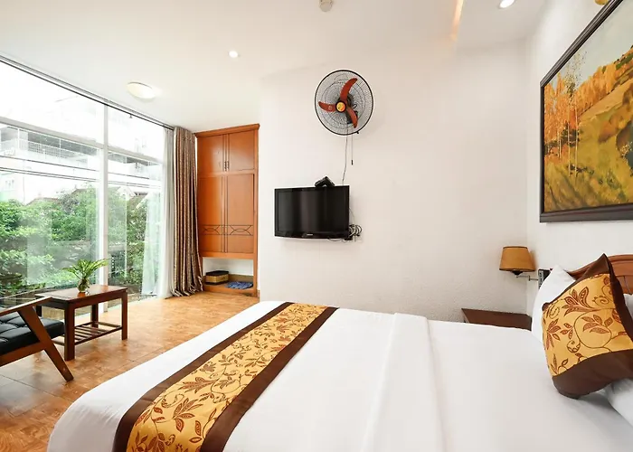 Queen Hotel Saigon Airport