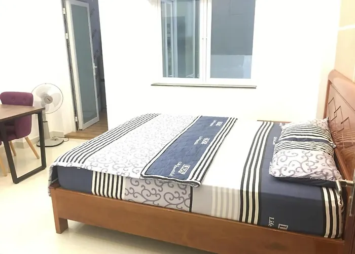 Smiley Apartment 8