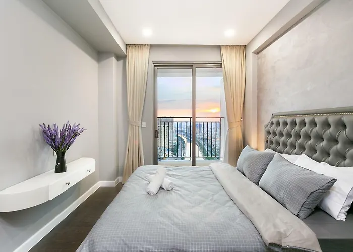 2Brs City View Free Infinity Pool In The Heart Hcm