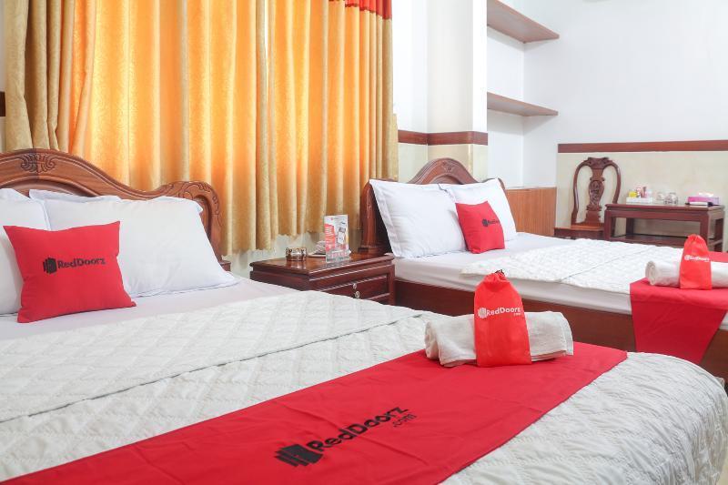 Reddoorz Near Binh Tay Market 2*