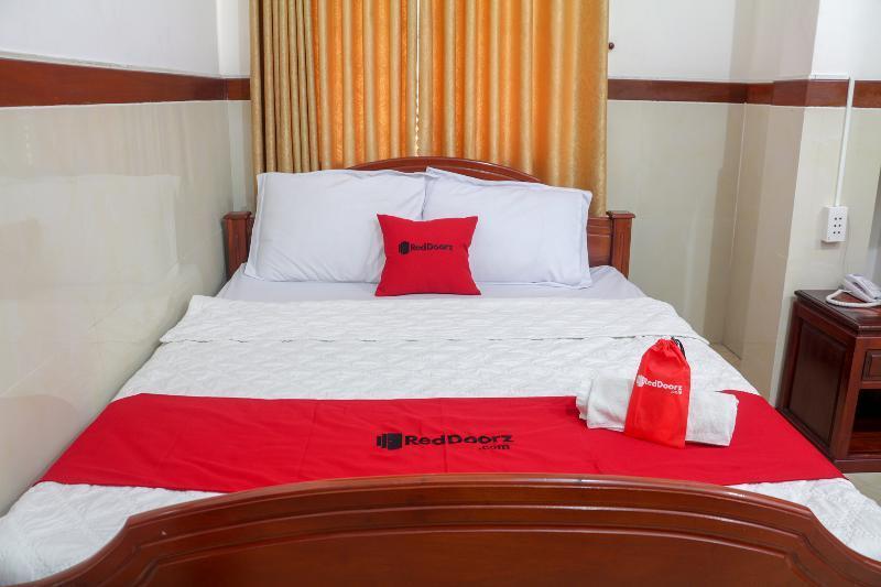 Hotel Reddoorz Near Binh Tay Market