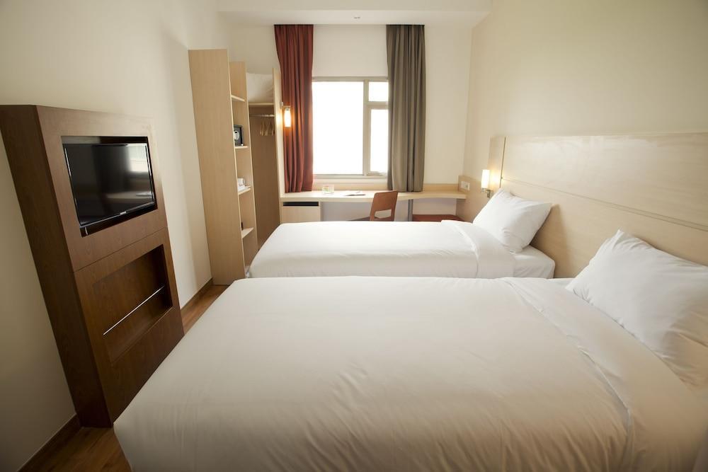 Ibis Saigon South Hotel