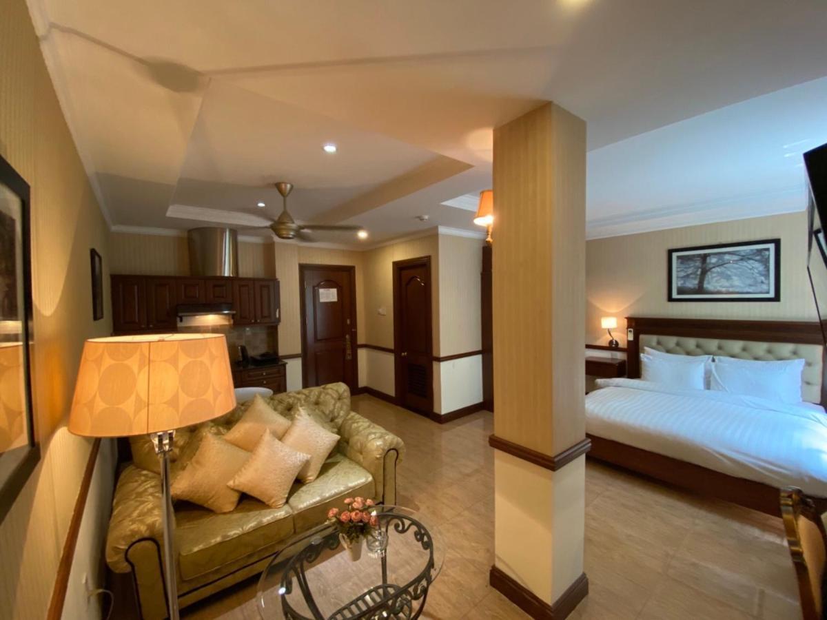 Aparthotel & Residences Swimming Pool