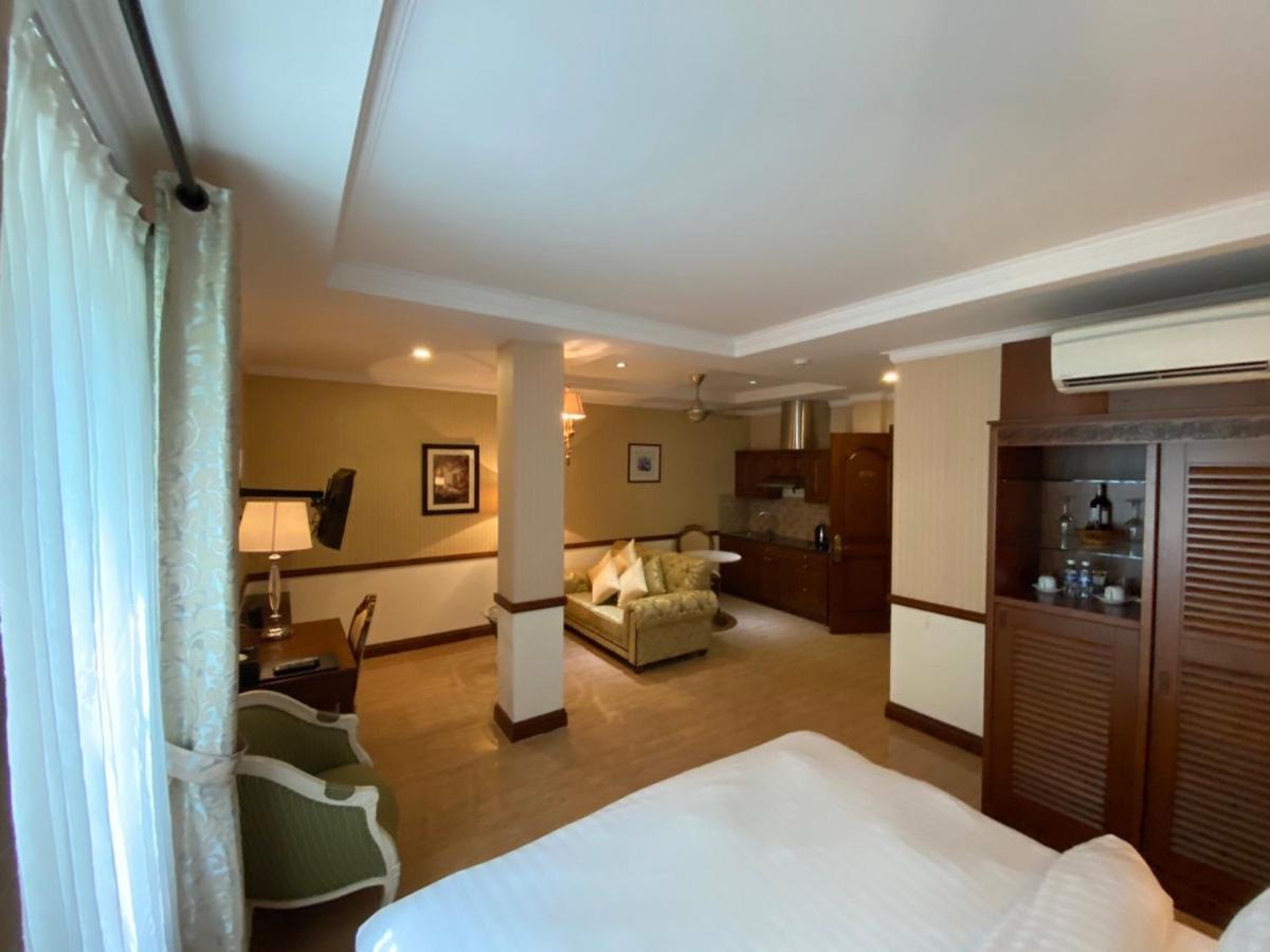 & Residences Swimming Pool Aparthotel Ho Chi Minh City