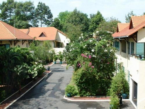 Aparthotel Saigon Village 4*