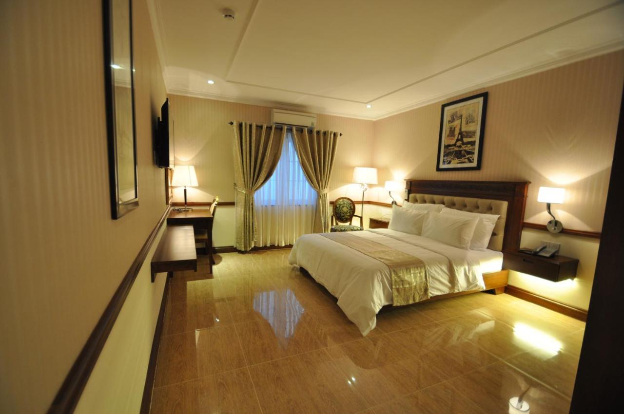 & Residences Swimming Pool 2*