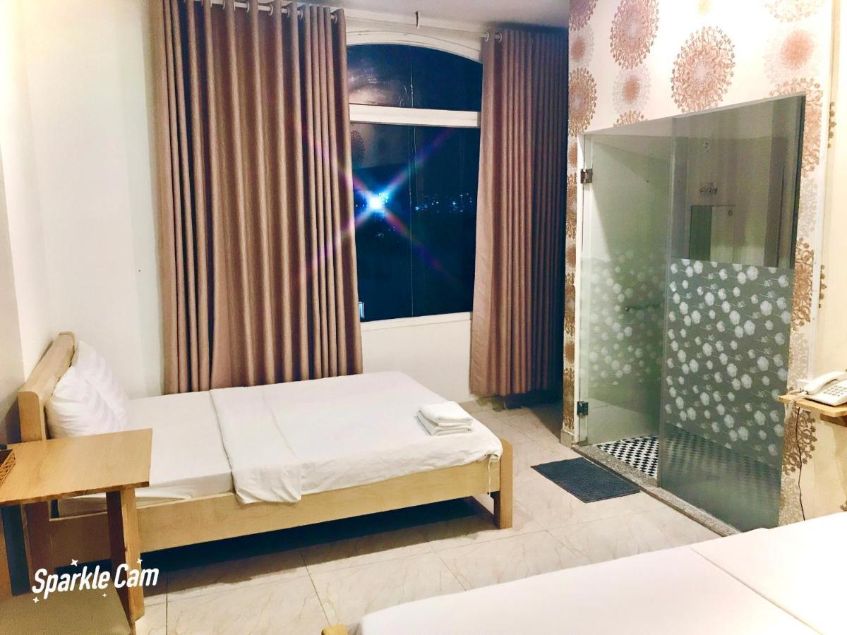 Eros 2* Bandar Ho Chi Minh