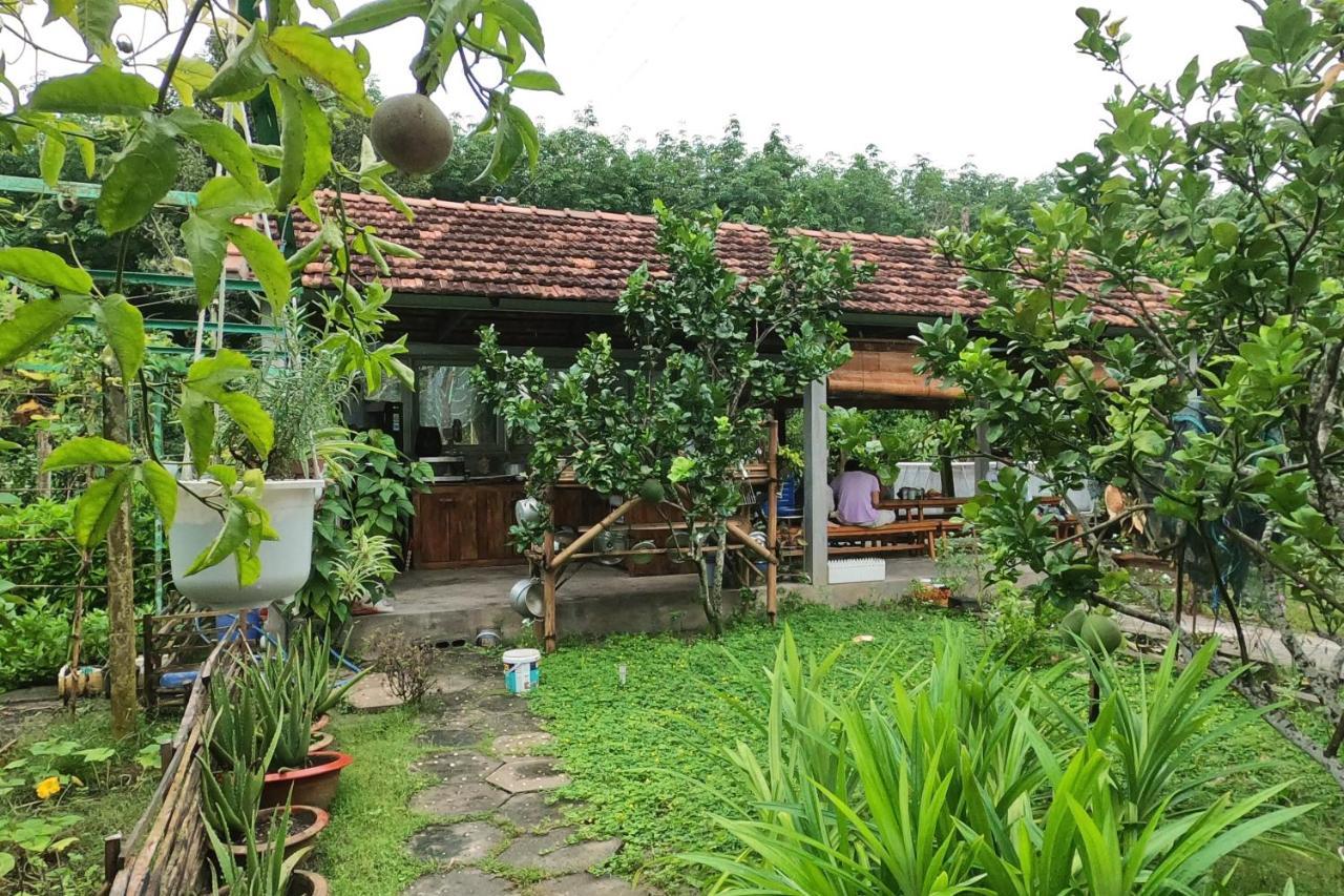 Homestay Vuon Nha Ngoai Garden *