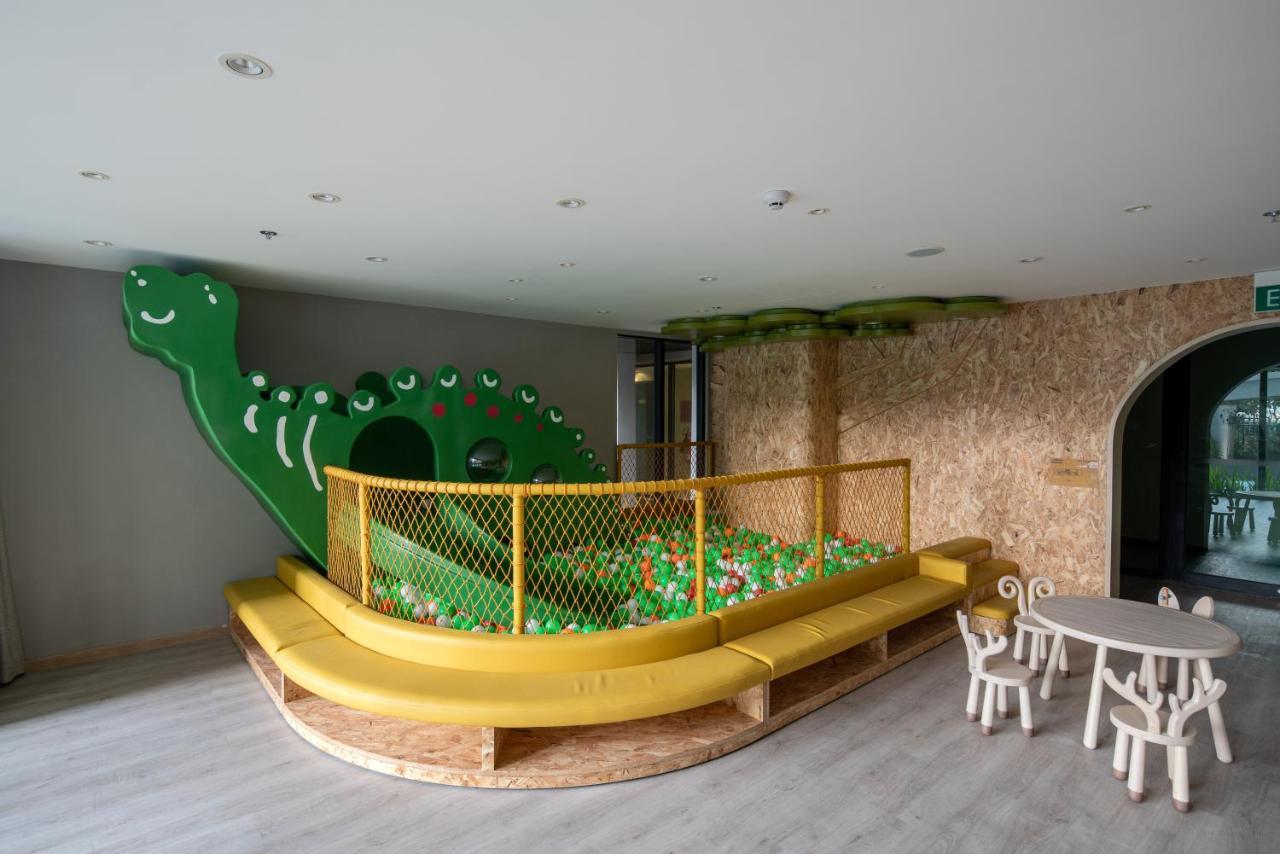 Somerset Feliz Apartment