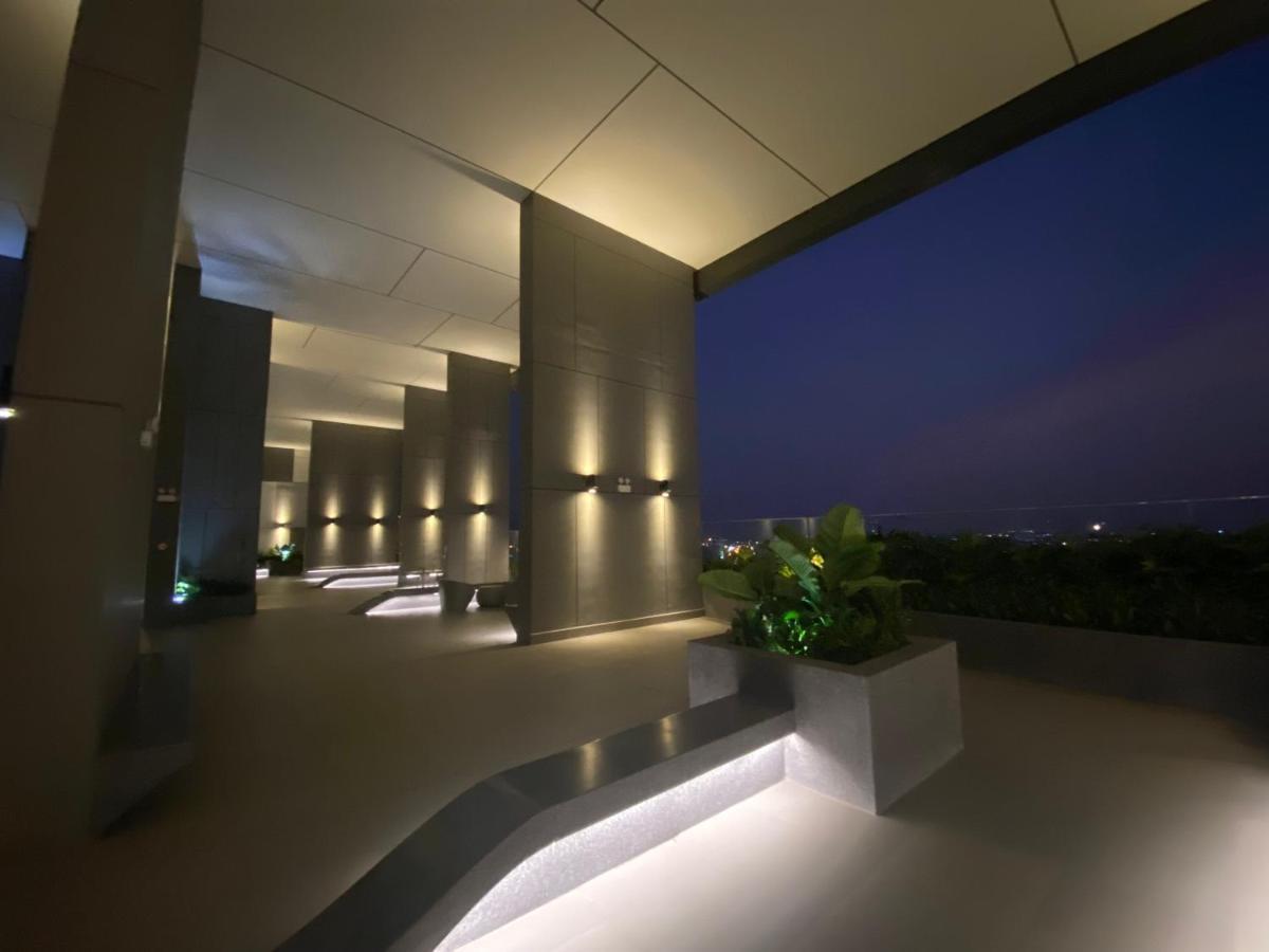 Apartment Luxury River Panorama View For 5 - Rooftop Infinity Pool + Sauna Near Q1 + Secc