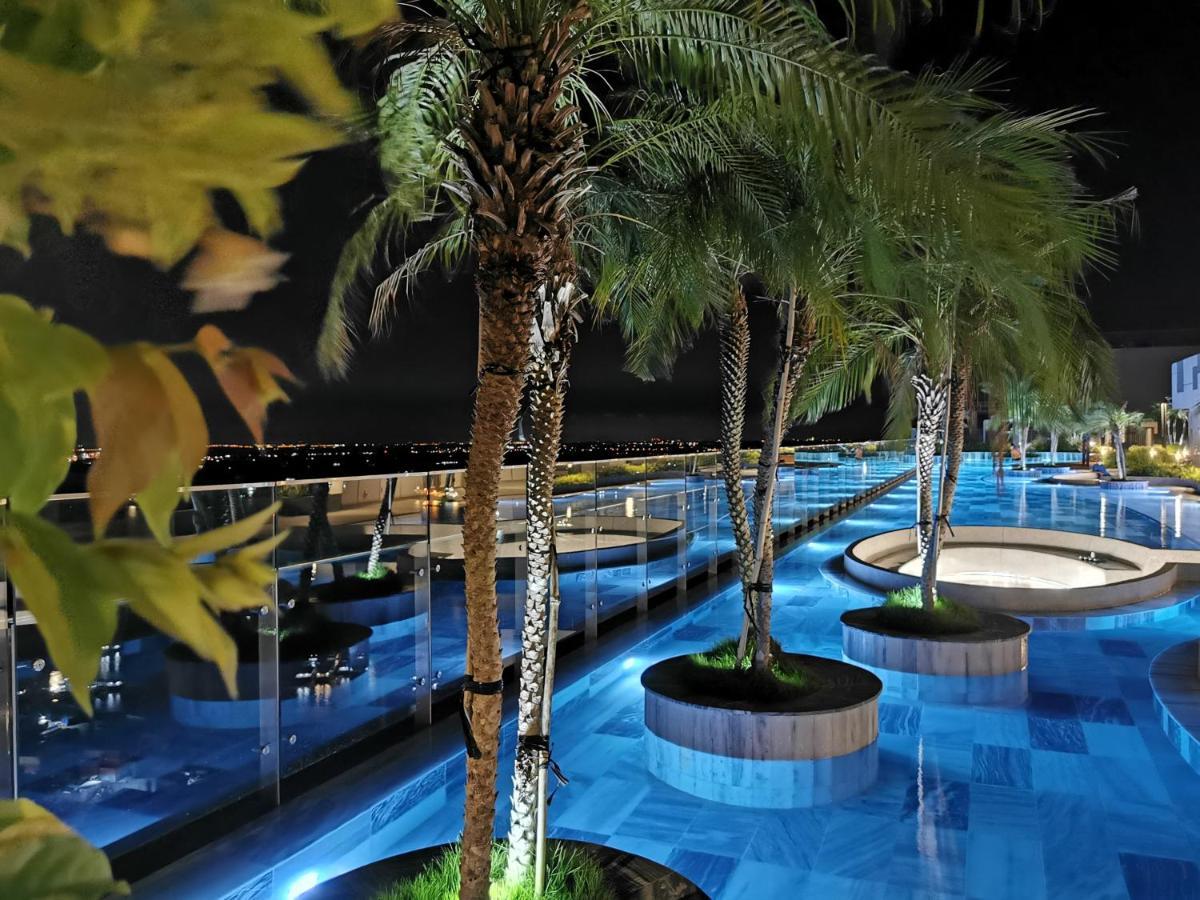 Apartment Luxury River Panorama View For 5 - Rooftop Infinity Pool + Sauna Near Q1 + Secc
