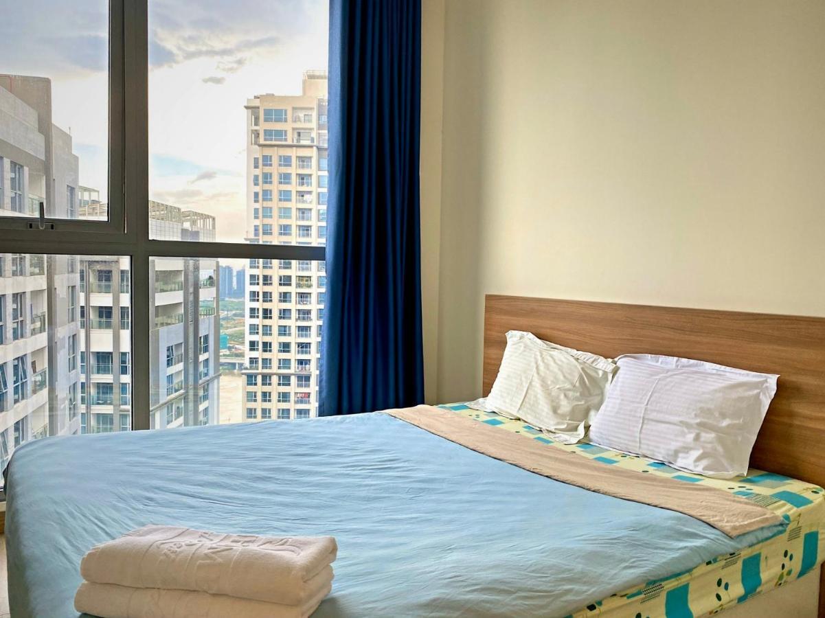 - Vinhomes Park, Landmark 81 Area & Ice Skating Rink *