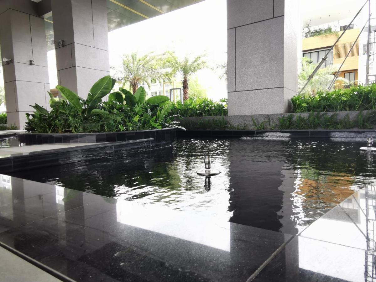 Apartment Luxury River Panorama View For 5 - Rooftop Infinity Pool + Sauna Near Q1 + Secc Ho Chi Minh City