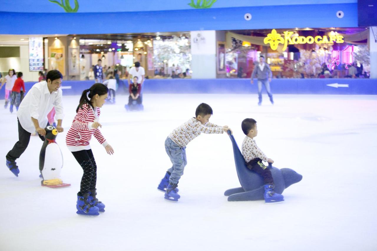 - Vinhomes Park, Landmark 81 Area & Ice Skating Rink Apartment