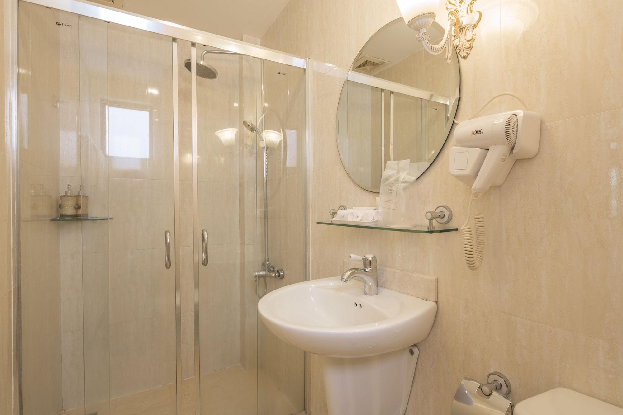 Hotel The White 8a Thai Lung Ho Chi Minh City