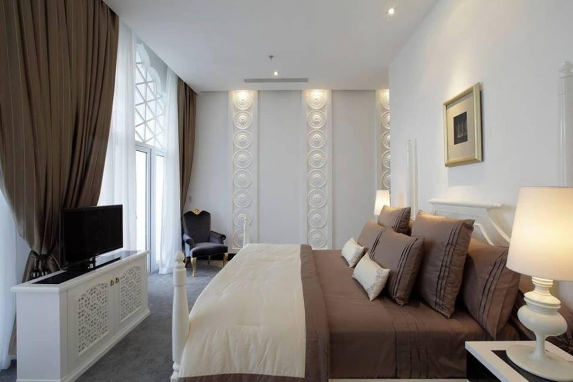 Chloe Gallery Hotel
