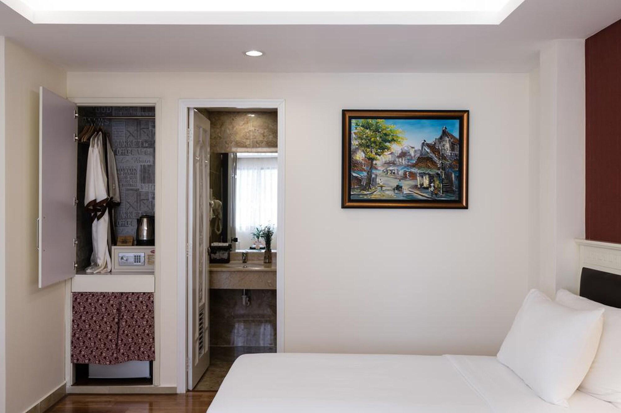 Asian Ruby Center Point & Hotel 3*