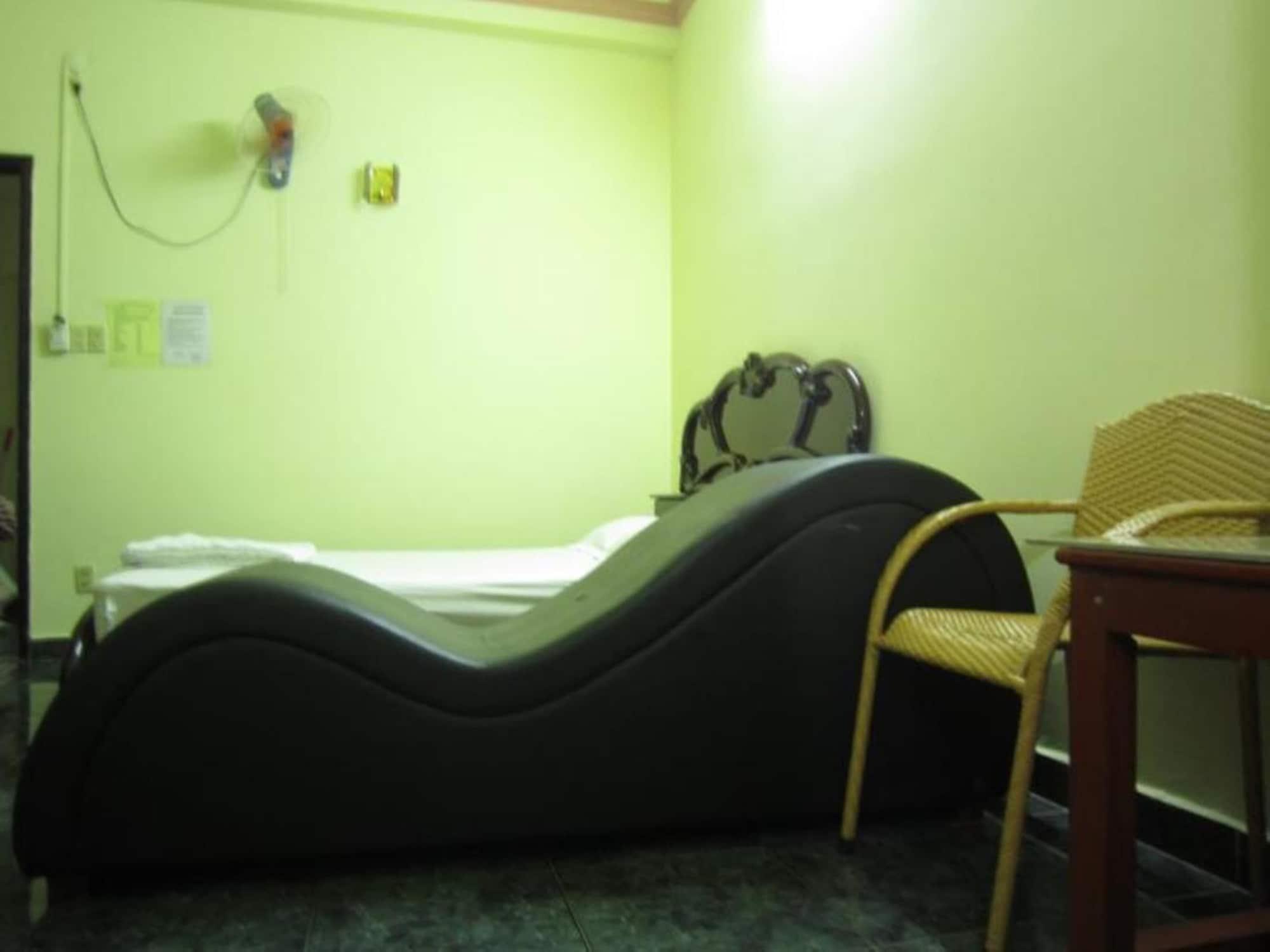 Hoa Thinh Hotel *