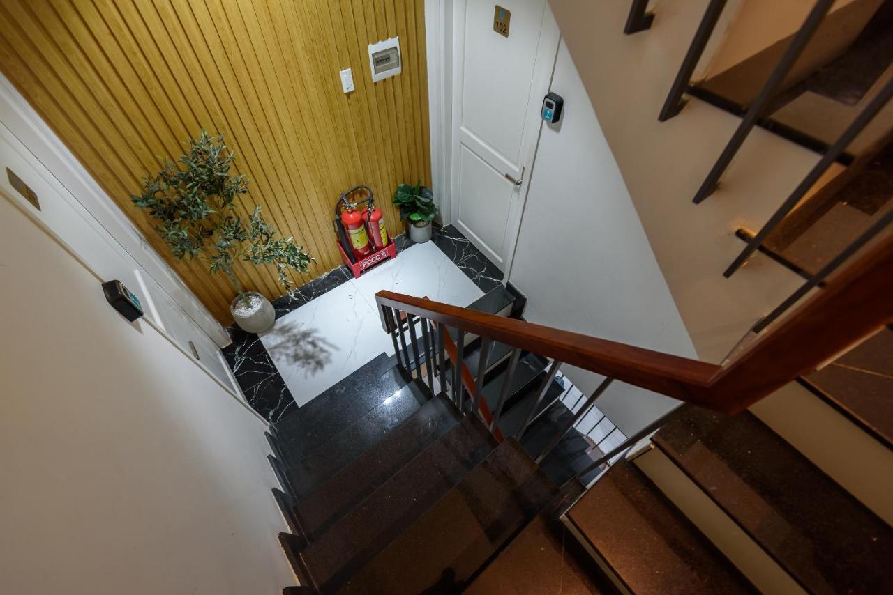 Cozrum Homes - Graceful Corner Apartment *