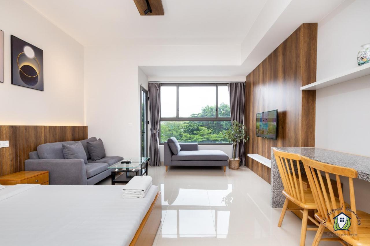Airport - Botanica Premier -