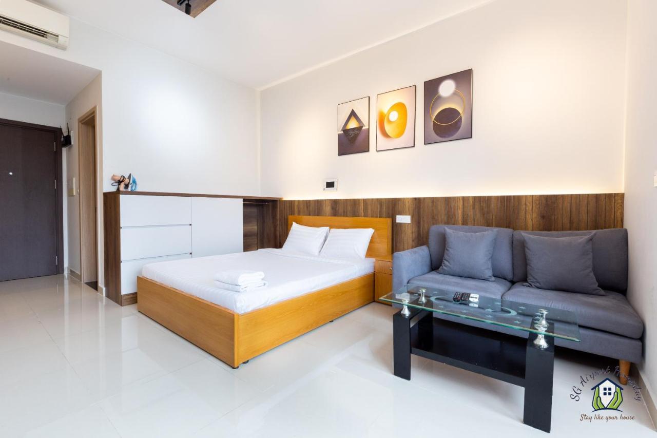Airport - Botanica Premier -