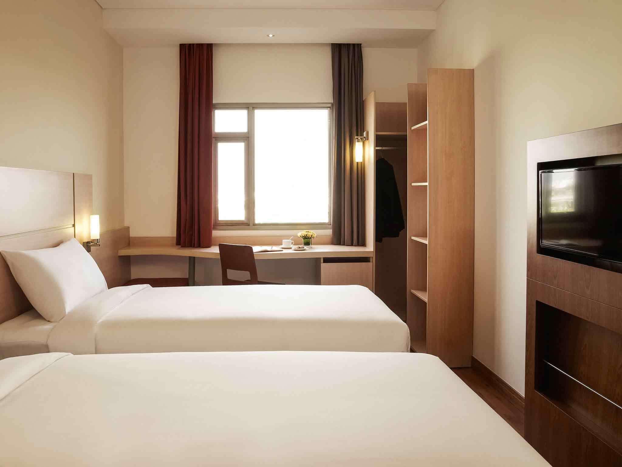 Ibis Saigon South 3*