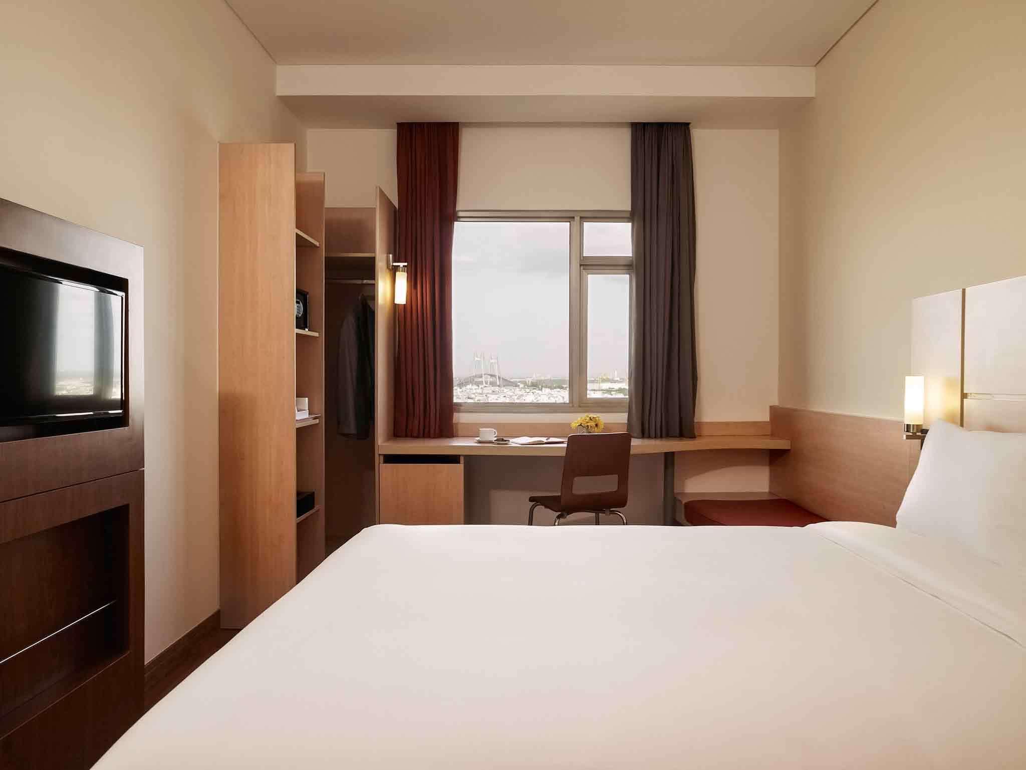 Ibis Saigon South 3*