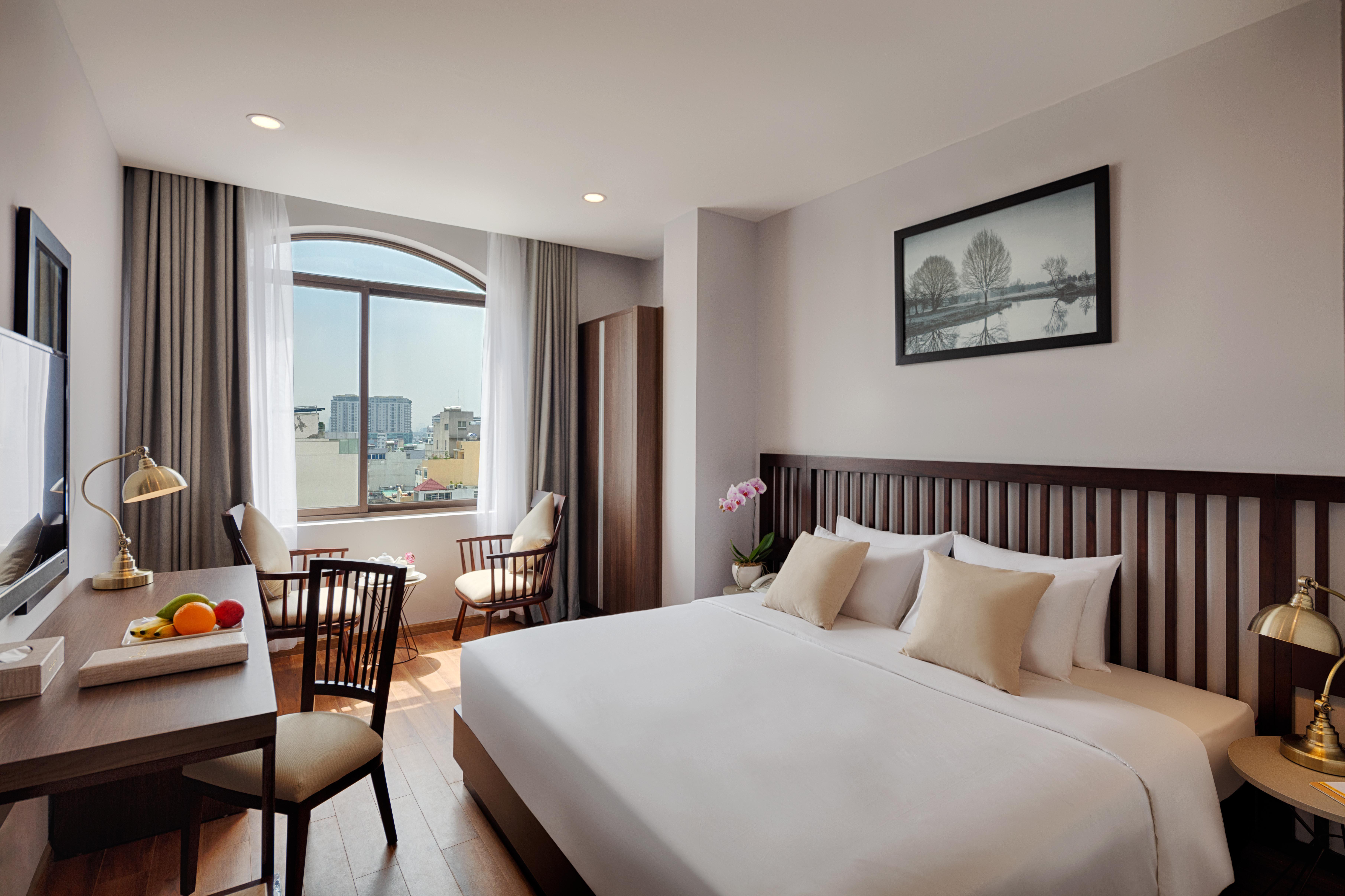 Happy Life Grand & Rooftop Skybar Hotel