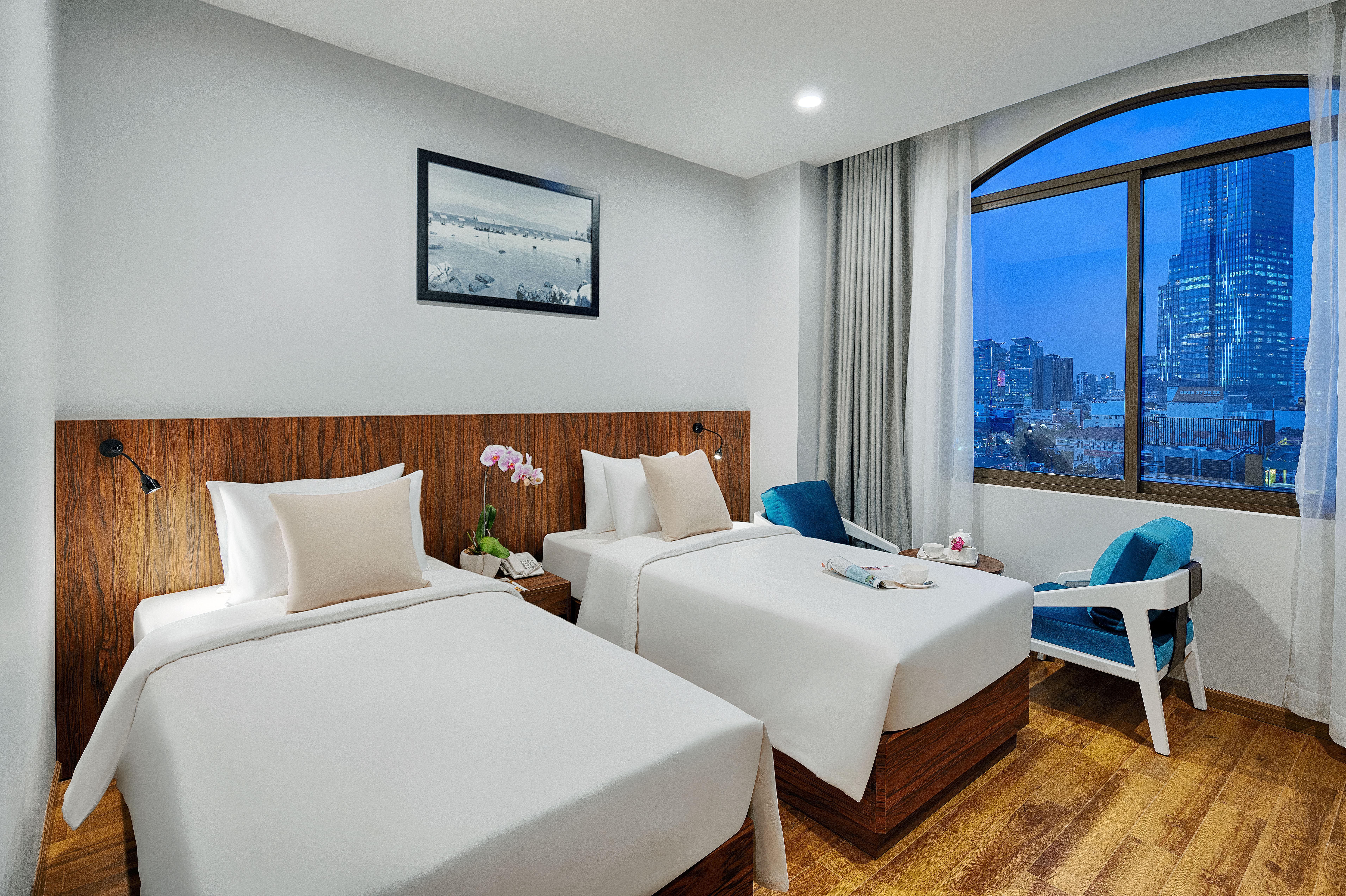 Happy Life Grand & Rooftop Skybar 4*