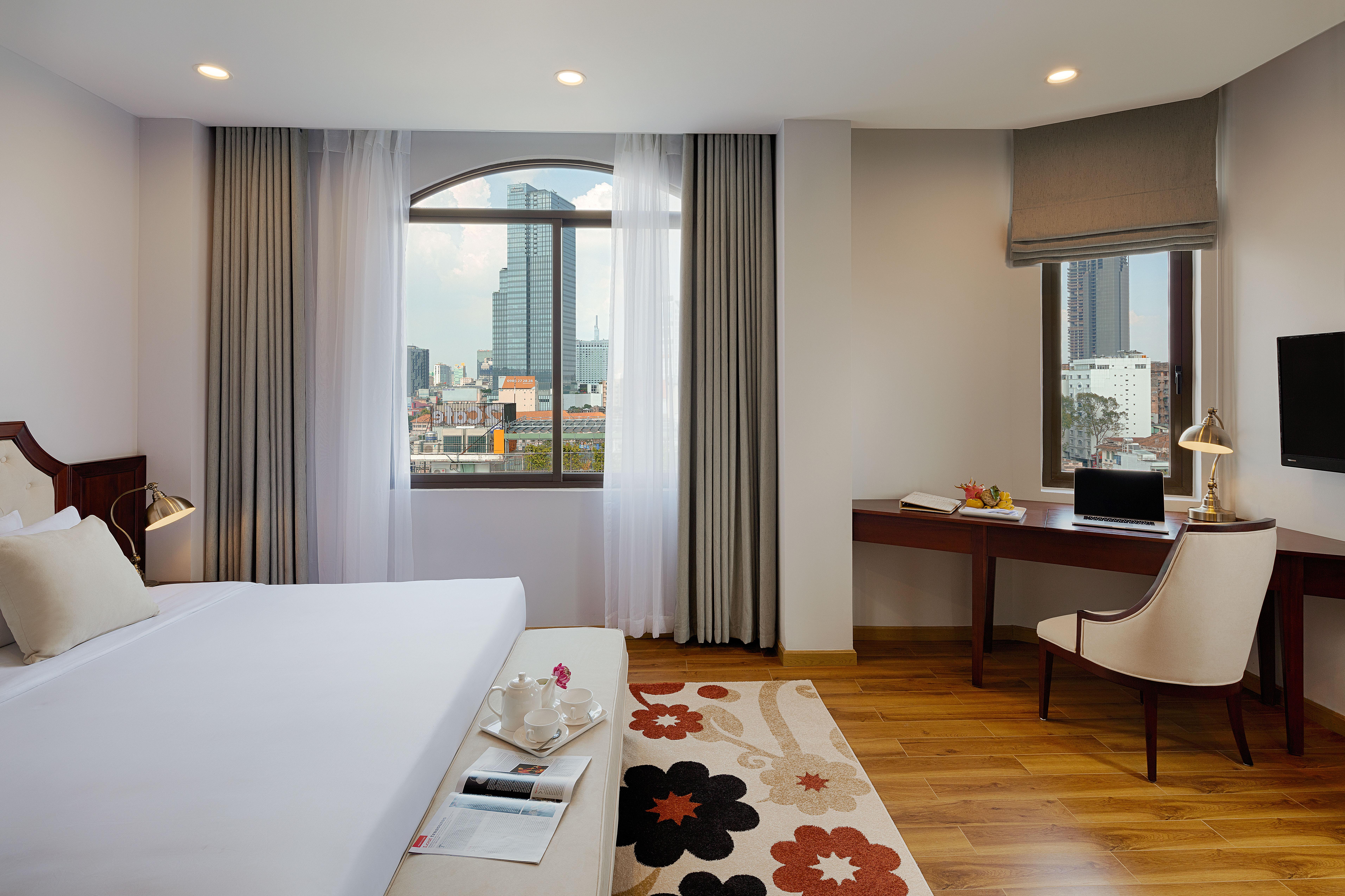 Happy Life Grand & Rooftop Skybar Hotel