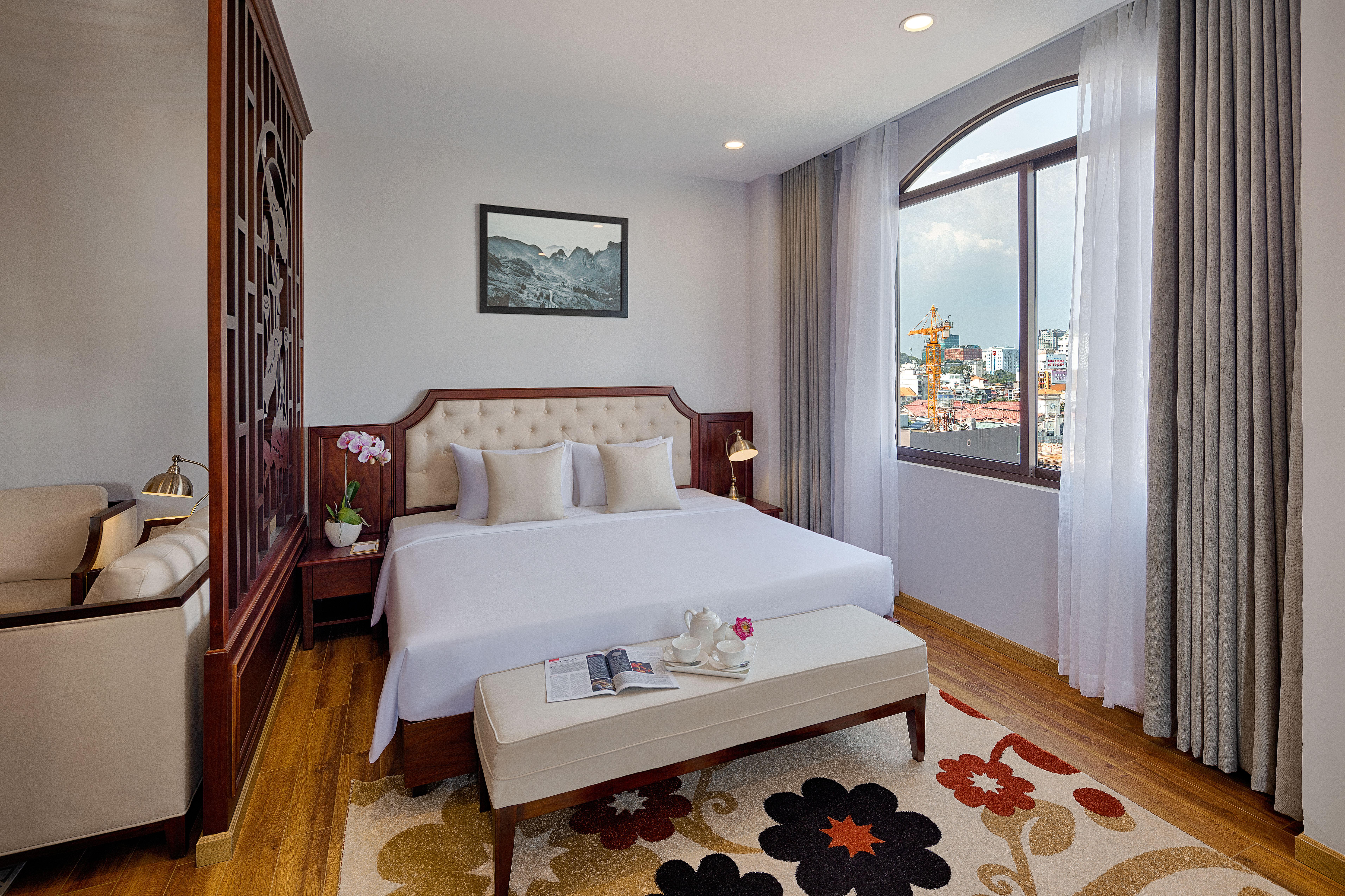 Happy Life Grand & Rooftop Skybar 4*