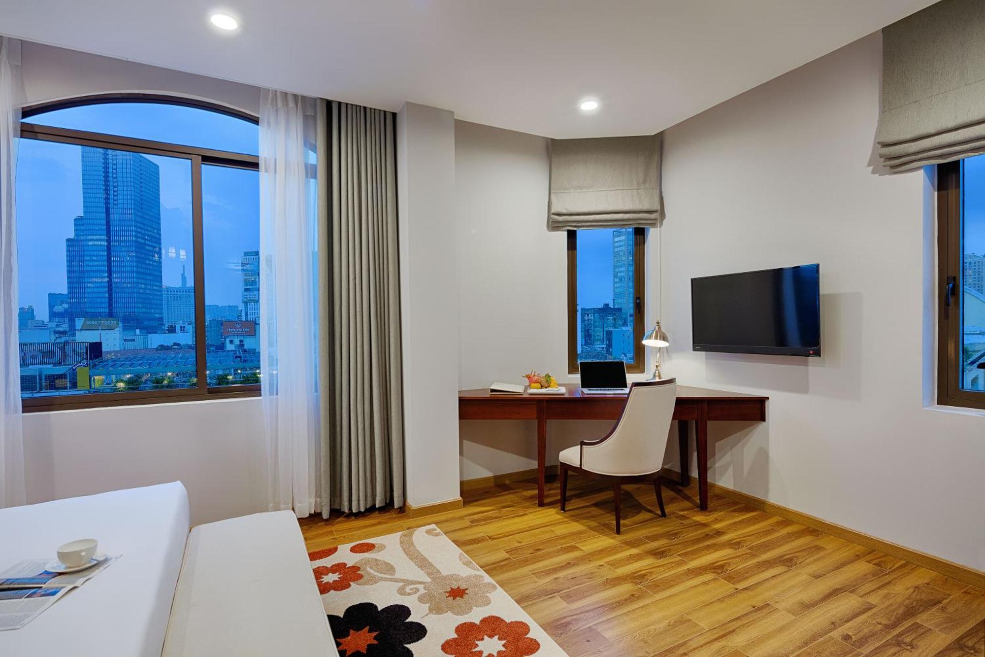 Happy Life Grand & Rooftop Skybar Hotel