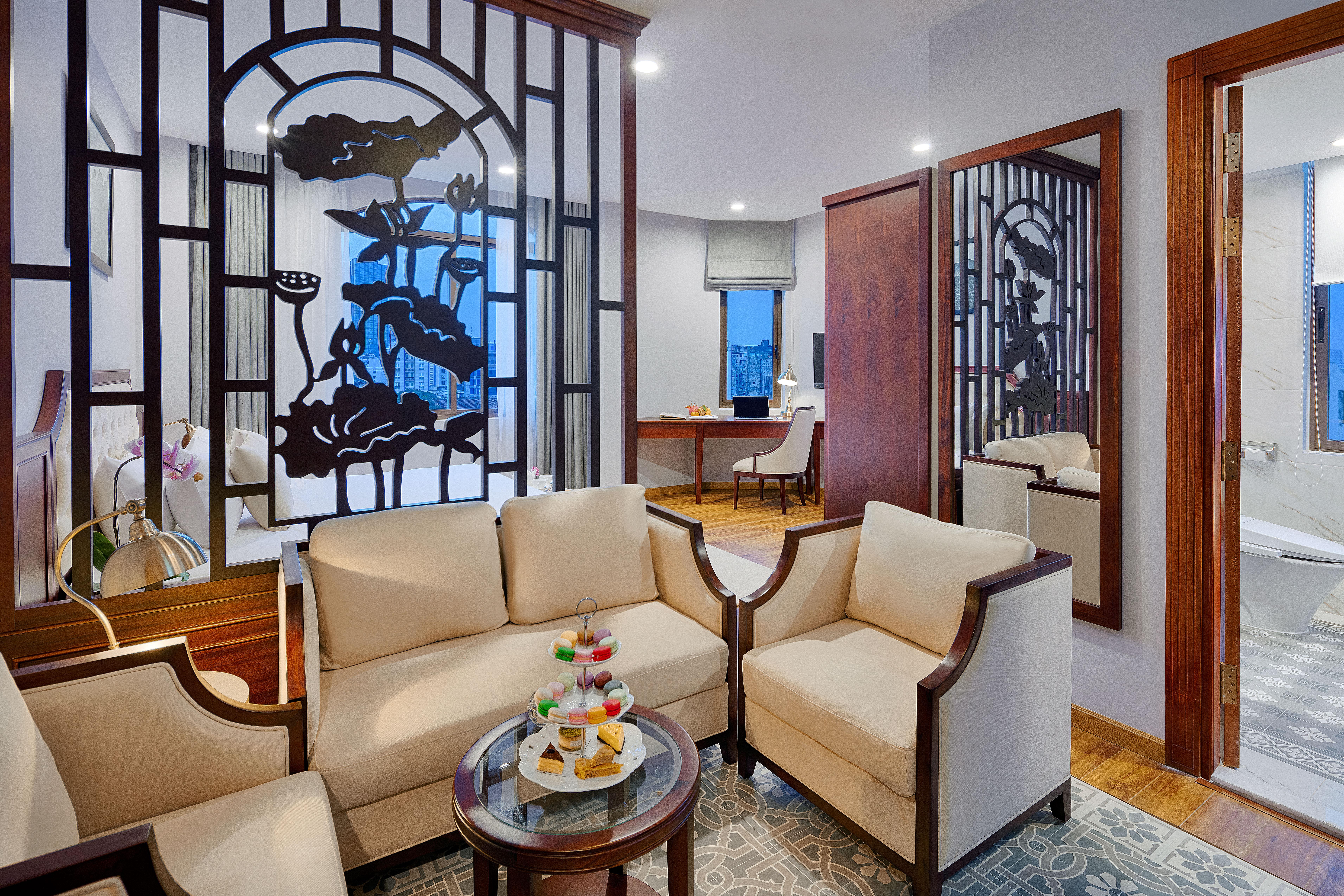 Happy Life Grand & Rooftop Skybar Hotel 4*