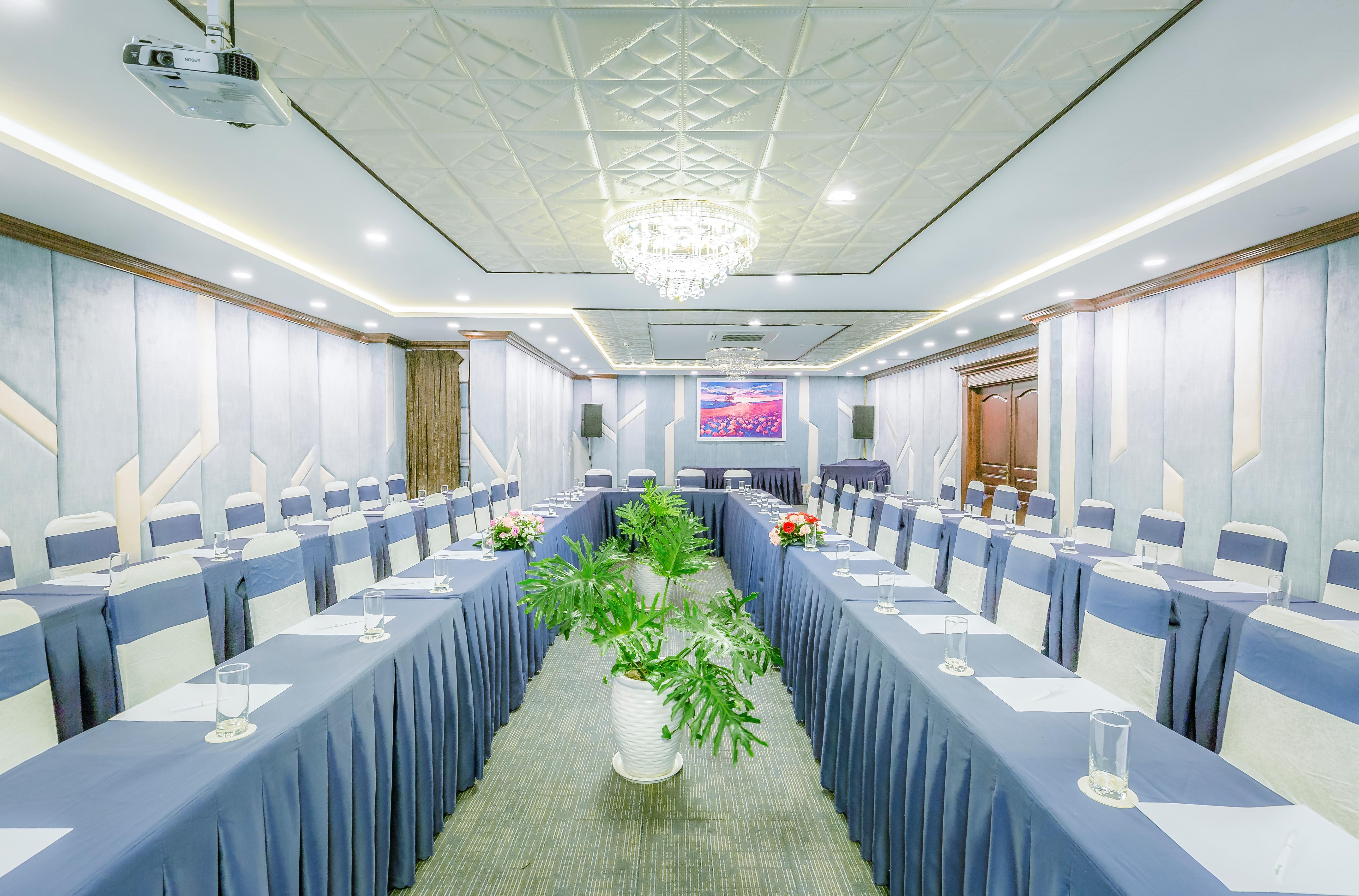 Happy Life Grand & Rooftop Skybar Ho Chi Minh City