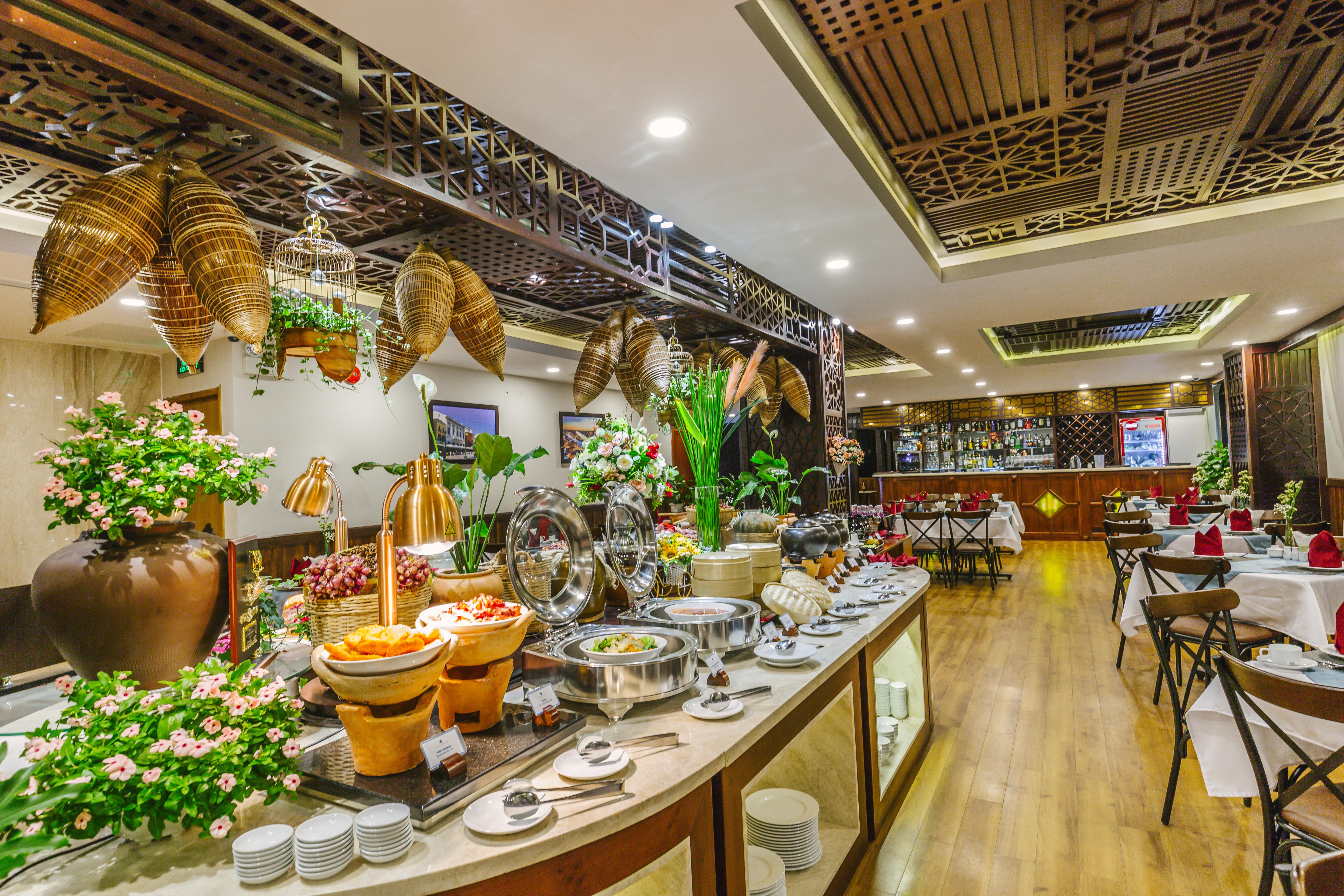 Happy Life Grand & Rooftop Skybar Hotel 4*