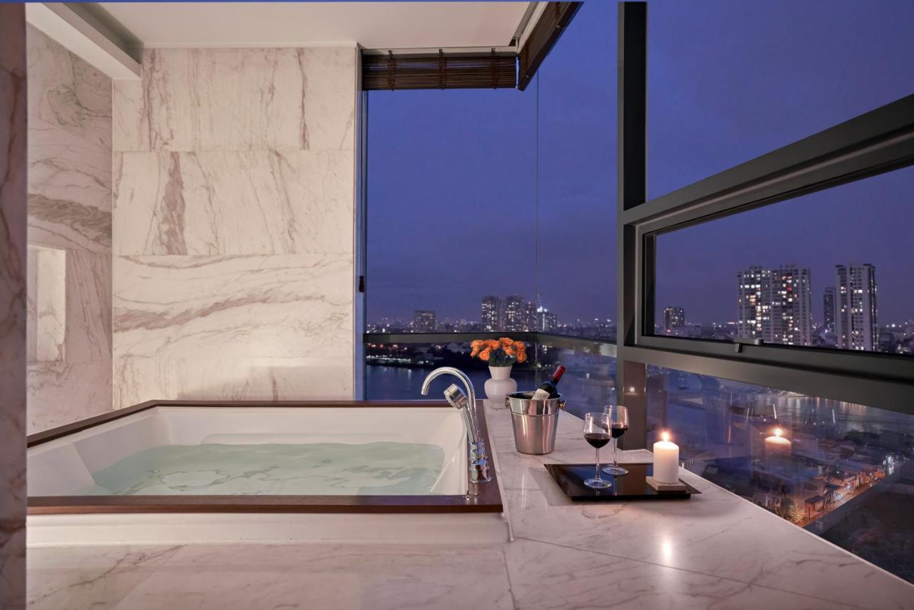 Oakwood & Saigon 4*