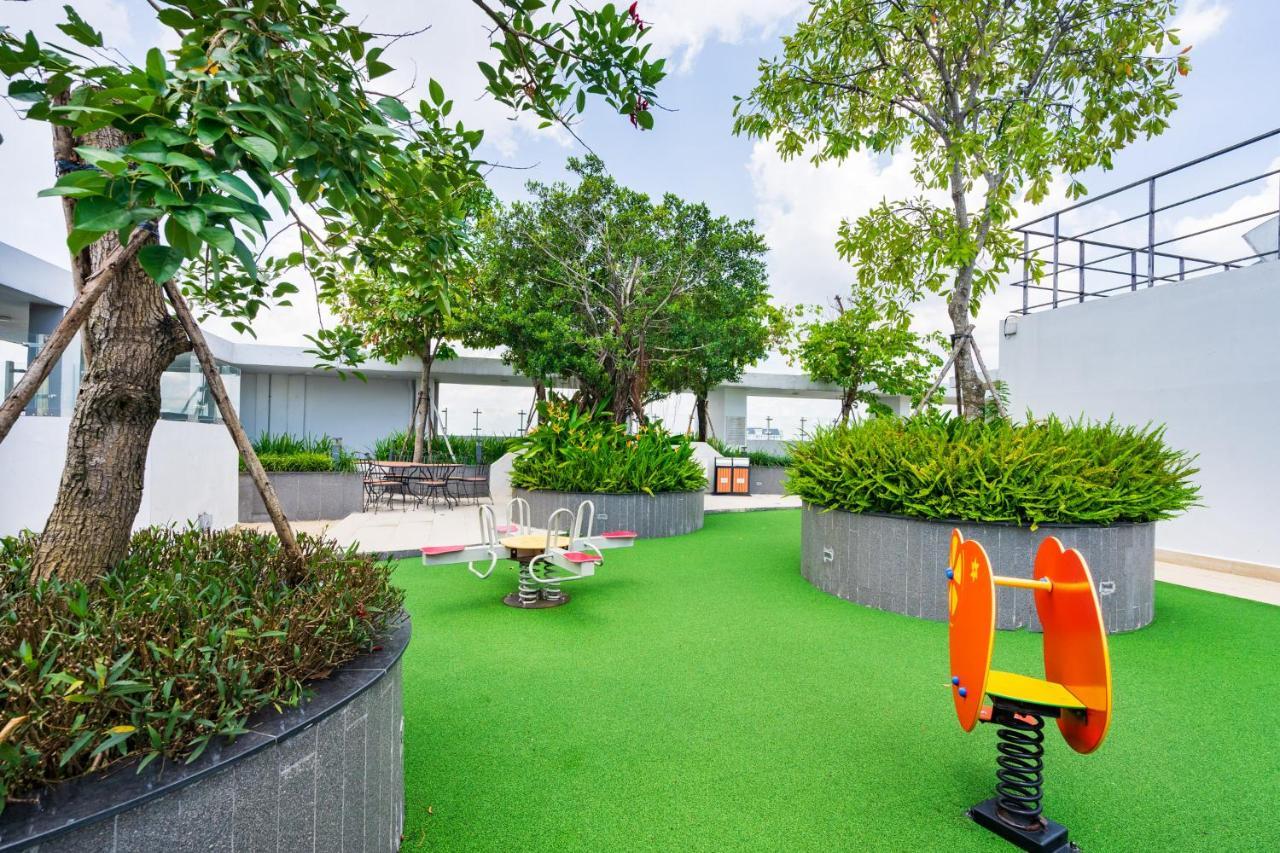 Tan Son Nhat Airport Sweet 2 Bedroom 1 Wc Apartment-free Gym , Sky Pool ,bbq ,garden Apartment
