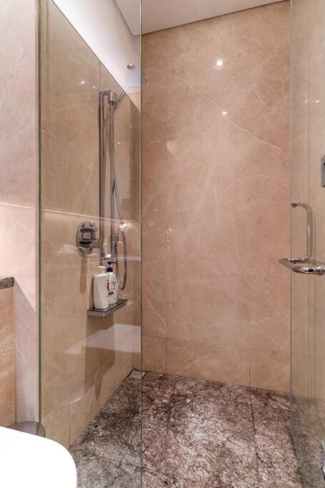 Apartment The Rixx Lavish In The Of Dist1 With Pool, Gym, Sauna, Jacuzzi, Kidsclub *