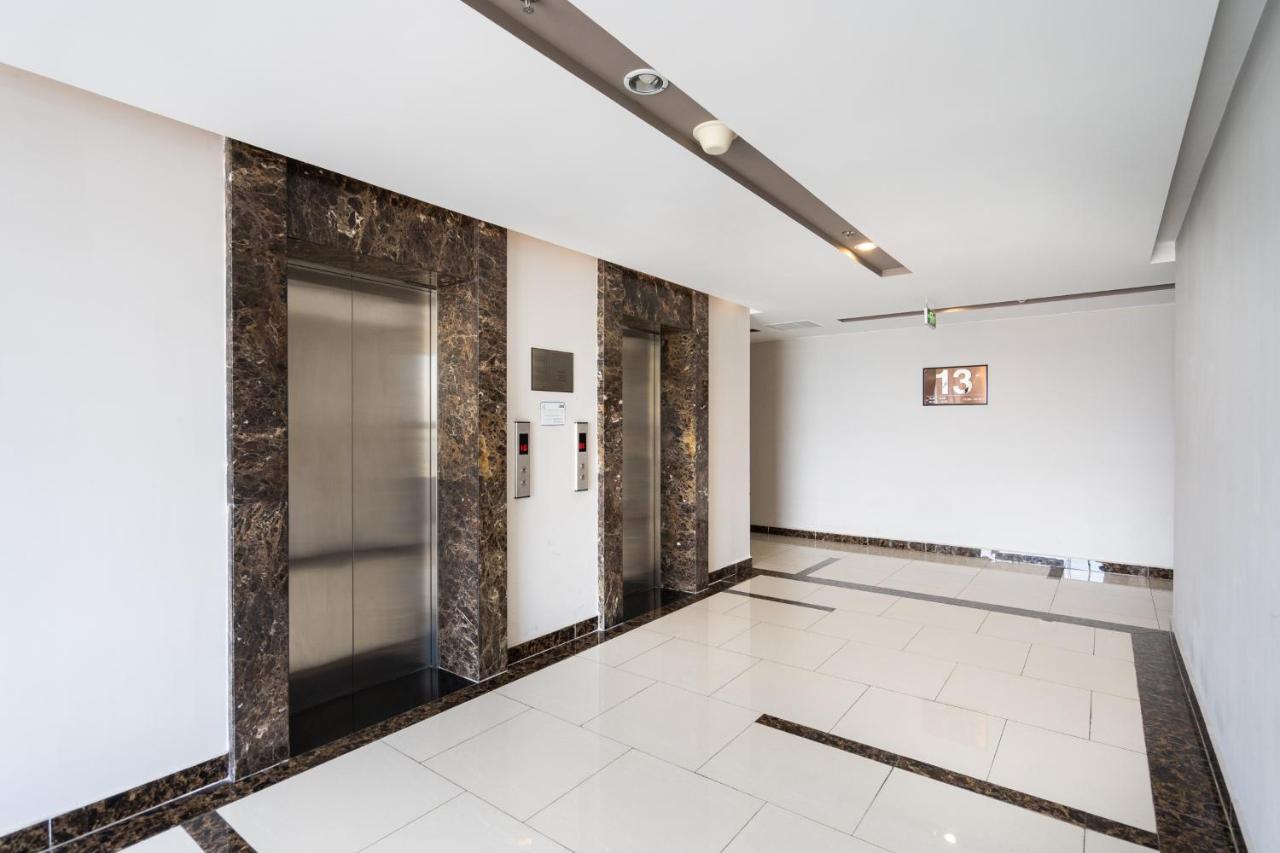 Tan Son Nhat Airport Botanica Premier, 2 Bedrooms, 2 Toilets Luxury Nearby Airport, Free Pool, Free Gym, Bbq Garden *
