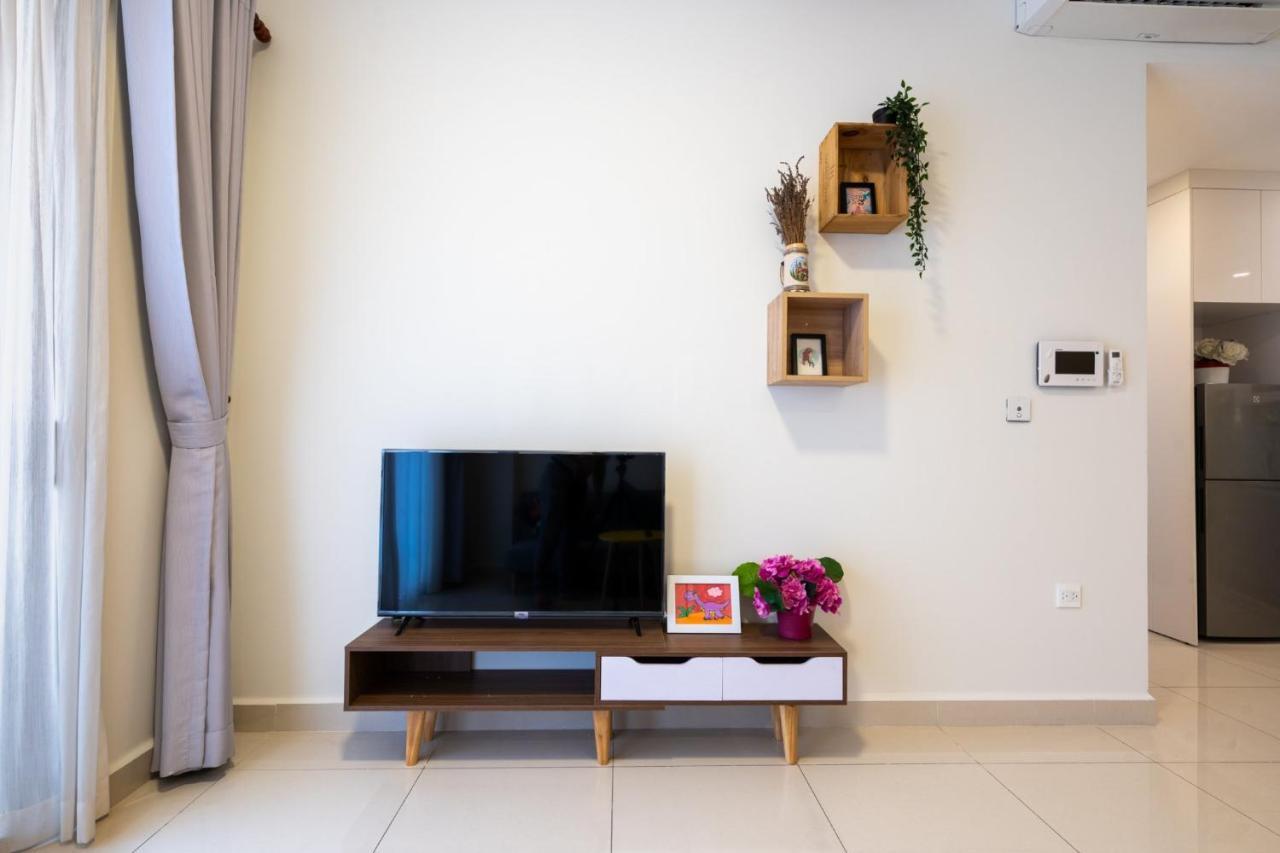 Tan Son Nhat Airport Botanica Premier, 2 Bedrooms, 2 Toilets Luxury Nearby Airport, Free Pool, Free Gym, Bbq Garden Apartment *