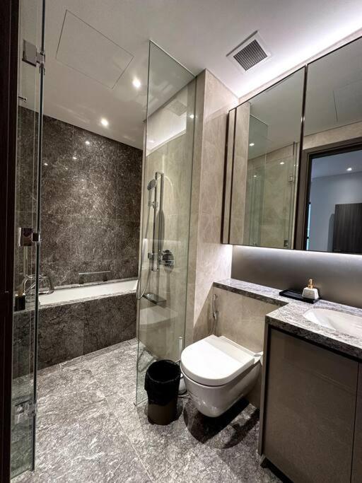 Luxury 2bd W Rooftop Bar & Pool In Saigon Center Căn hộ *