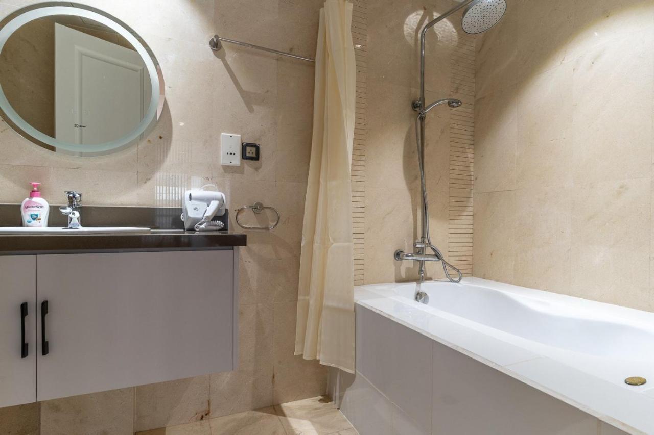 The Rixx Lancaster @ D1/ Netflix/bathtub Apartment